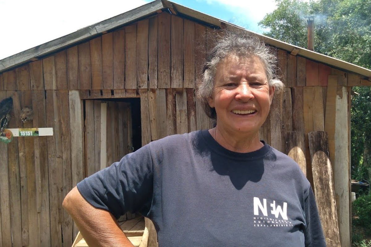 Aos 68 anos, mulher vive sozinha no meio do mato, sem luz, cria animais, planta feijão, venceu doença grave e diz que trabalhar na roça salvou sua vida de verdade (1)