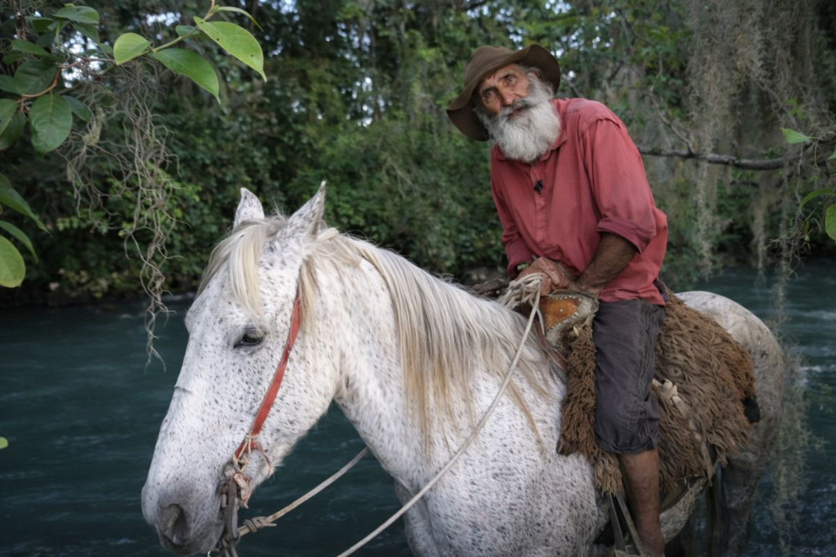 Aos 70 anos, Salomão vive sem celular, mora com a mãe de 90, cavalga todos os dias, domina ervas medicinais e mantém uma vida simples, forte e surpreendente no interior (1)