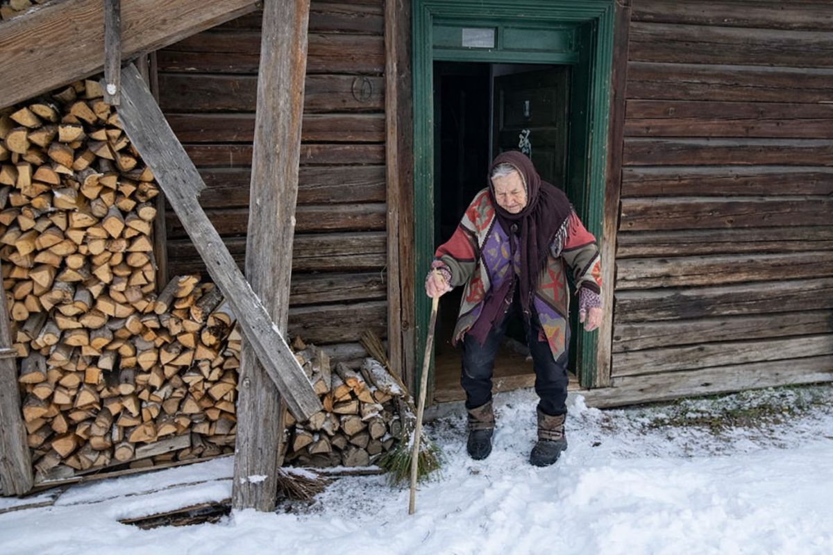 Aos 93 anos, dona Eva vive sozinha, encara o inverno brutal, mantém tradições ancestrais, cozinha do próprio sustento, protege seu abrigo e revela o verdadeiro segredo