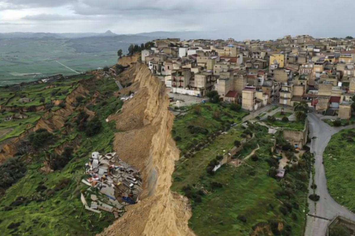 Após ciclone Harry, Niscemi na Sicília racha por 4 km 1.500 evacuados, casas penduradas no penhasco e Defesa Civil alerta que imóveis a 70 m vão desabar a qualquer momento (1)