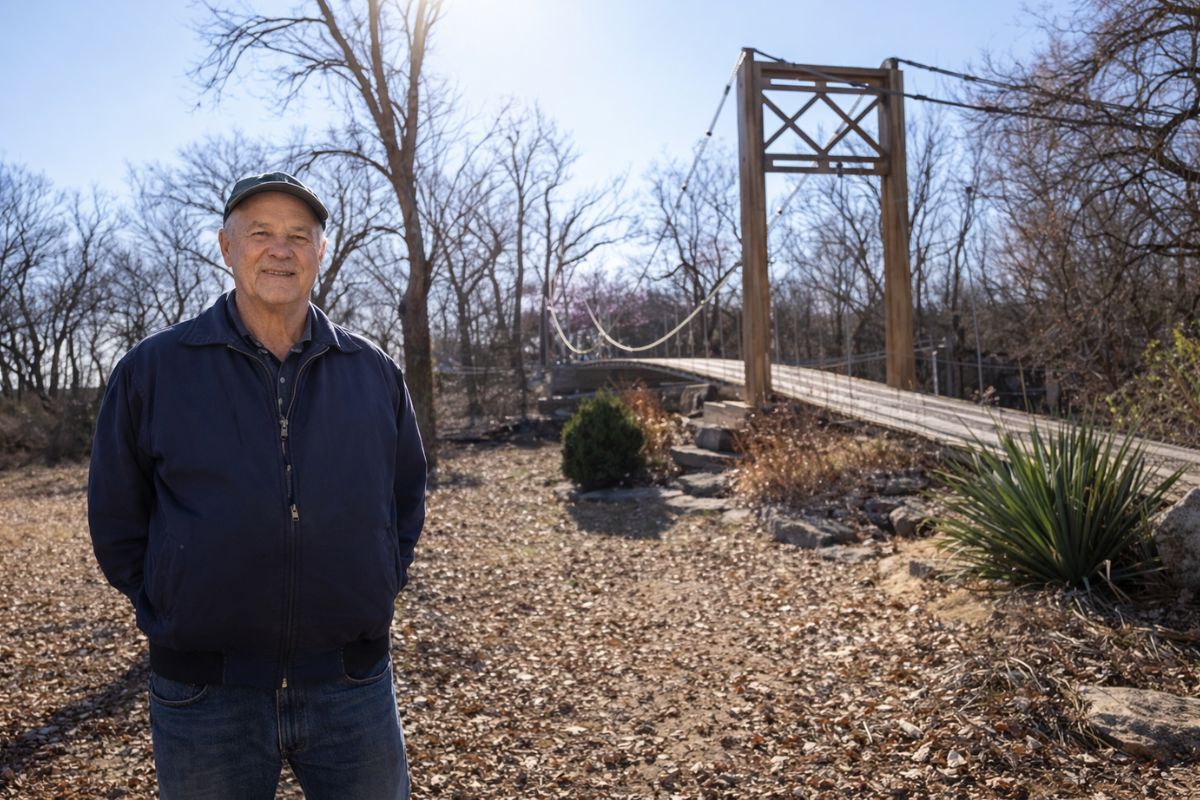 Aposentado constrói réplica gigante da Golden Gate no quintal, mistura 97 toneladas de concreto à mão e leva nove anos para erguer ponte