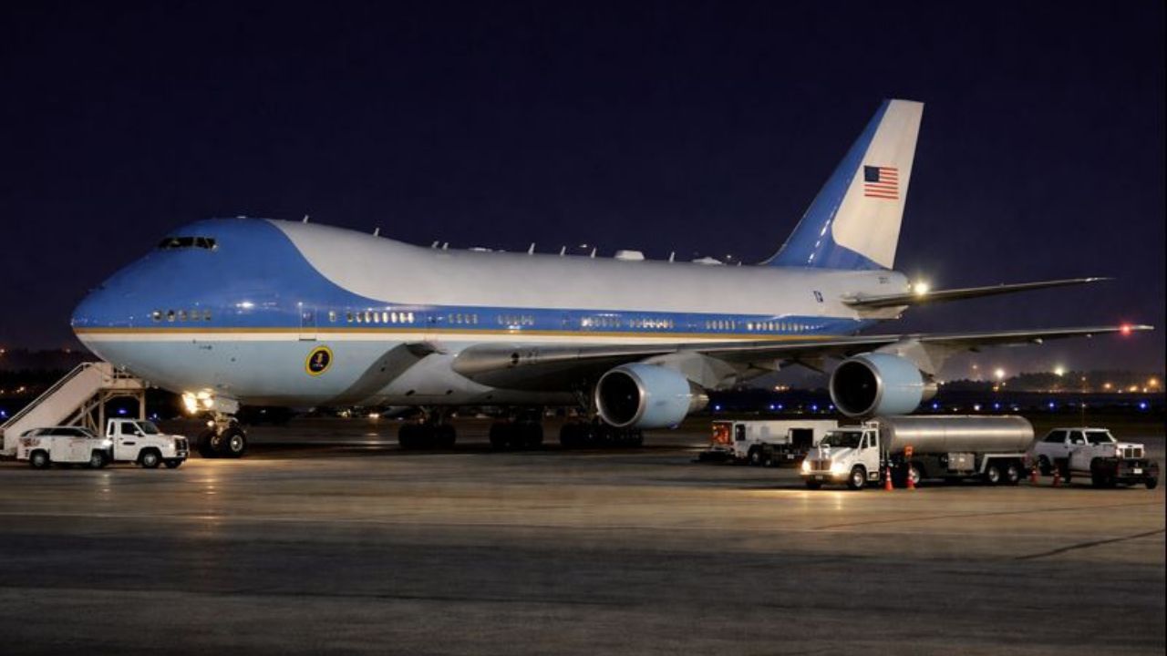 Avião de Trump sofreu problema elétrico, retornou à base e atrasou a viagem ao Fórum Econômico Mundial de Davos 2026.