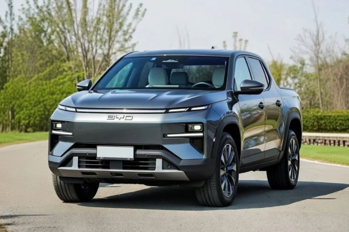 BYD acelera no Brasil com picapes e caminhonetes eletrificadas e promete até cinco modelos em 2026, incluindo nova intermediária, enquanto o mercado nacional reage ao avanço de tecnologia e concorrência.