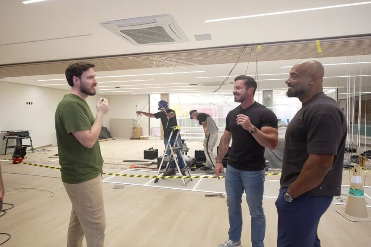 Na mansão do Primo Rico em Alphaville, a obra de 3.000 m² vira novela: academia atrasa, vidro de R$ 80 mil quebra, prazos mudam de mês para mês e bastidores expõem retrabalho, fornecedores e decisões técnicas.