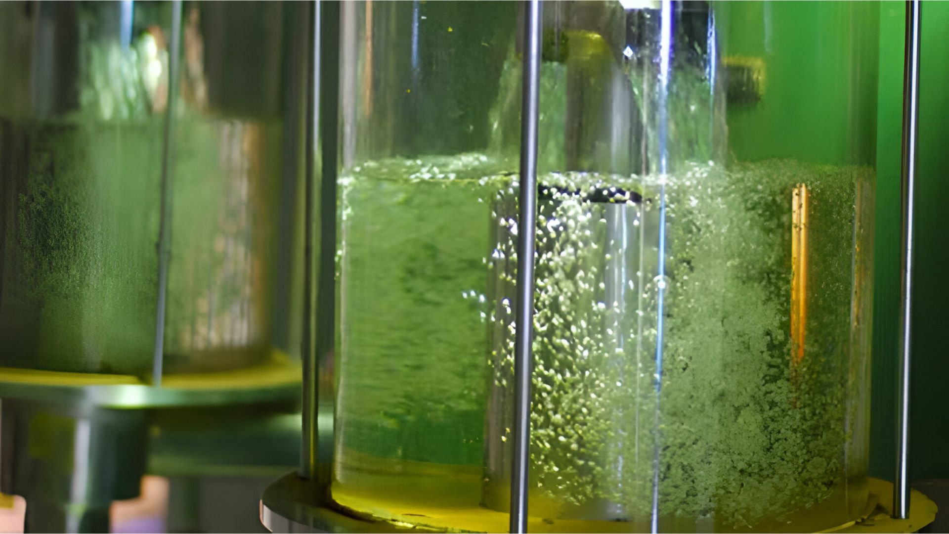 Reatores industriais com biocombustível em processo de produção, representando investimentos em etanol, biodiesel e SAF no Brasil até 2035