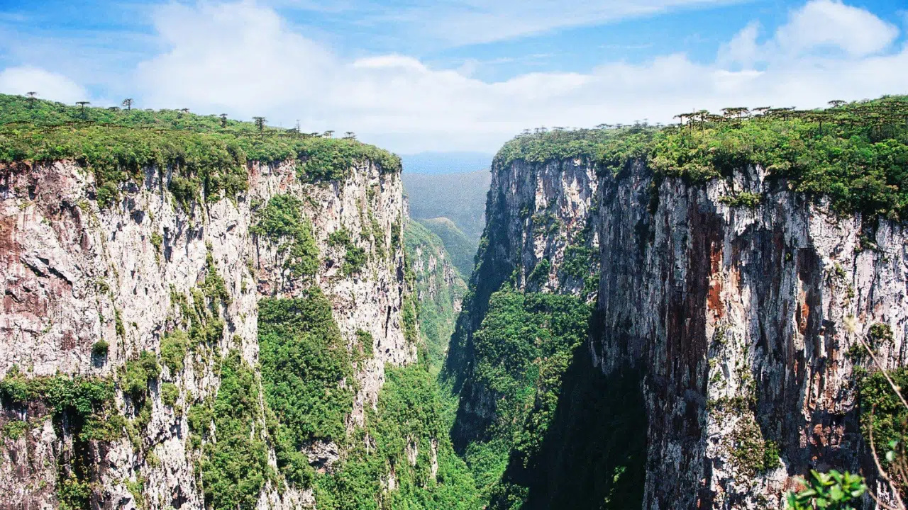 Com termômetros que já marcaram −7 °C e cânions comparáveis aos fiordes nórdicos, uma cidade brasileira está sendo chamada de “Noruega Brasileira” com frio, silêncio e paisagens monumentais