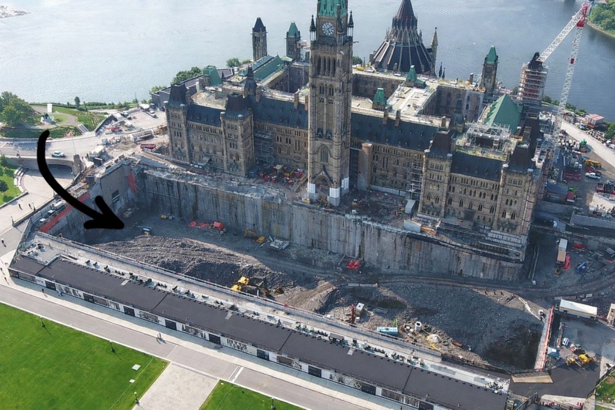 Canadá abre um buraco gigante sob o parlamento para salvar prédio histórico, instalar proteção contra terremotos, criar centro subterrâneo de boas-vindas (2)
