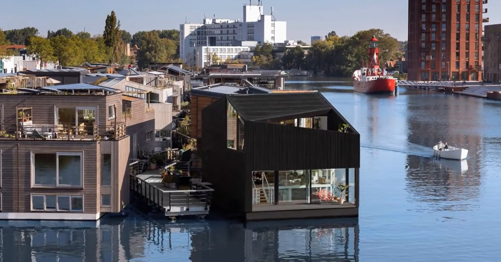 Casas flutuantes, Aldeia