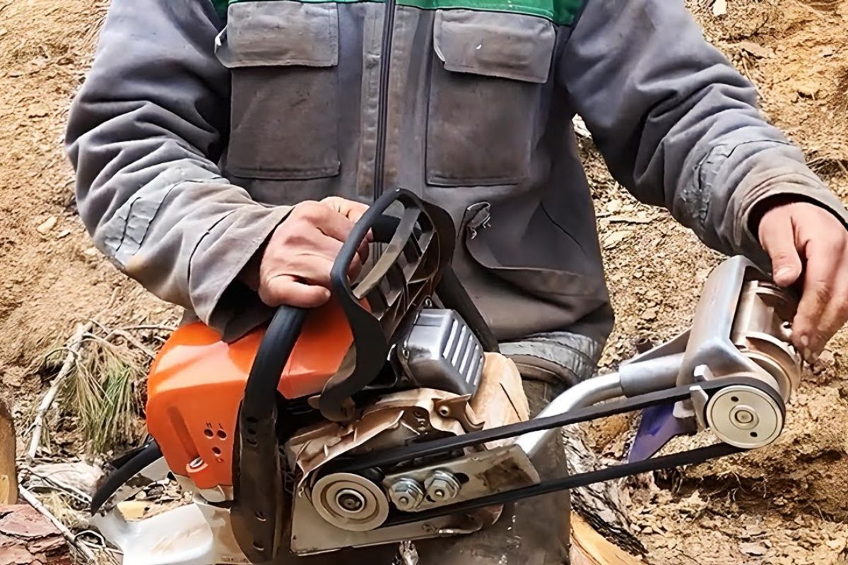 carpinteiros testam máquina portátil e serraria portátil; divisor de toras acelera o processamento da madeira e reduz esforço na oficina.