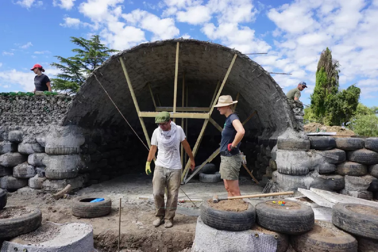 Usando mais de 700 pneus compactados com terra como blocos estruturais, a técnica Earthship cria casas de baixo custo que mantêm a temperatura sem ar-condicionado e transformam resíduos em arquitetura sólida
