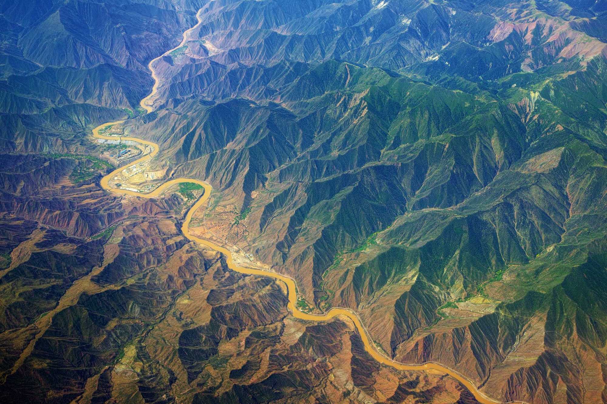 China construiu uma cascata de 11 grandes barragens no rio Lancang, ergueu paredões de até 292 metros de altura, concentrou mais de 21 mil MW em vales de Yunnan e passou a regular o fluxo de um dos rios mais estratégicos da Ásia
