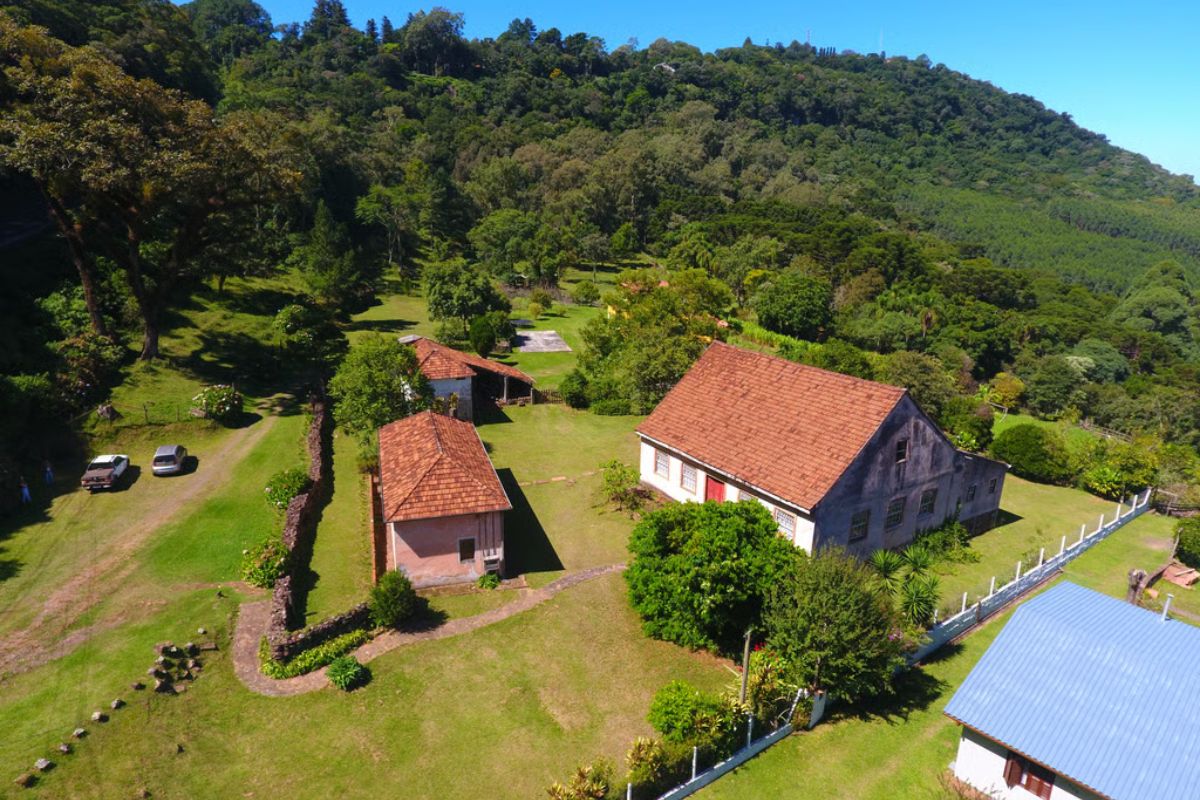 Cidade brasileira Treviso tem salário médio alto, PIB per capita forte e cachoeira exuberante que reforça seu destaque econômico e turístico.