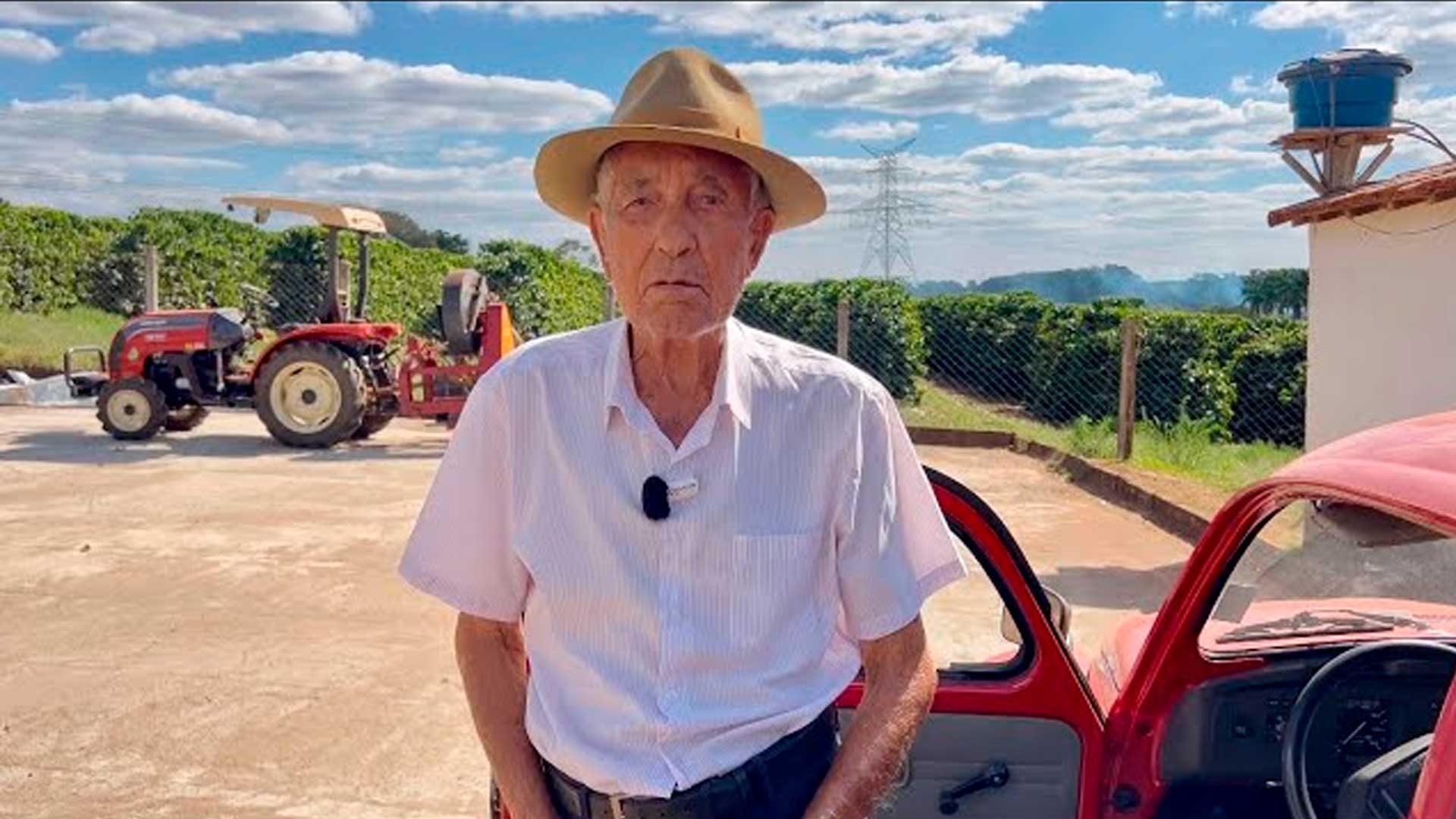 Com 100 anos, todos os dias seu Manoel pega seu Fusca e vai pra roça, dirigindo o próprio carro e ainda encara a lida na lavoura do café