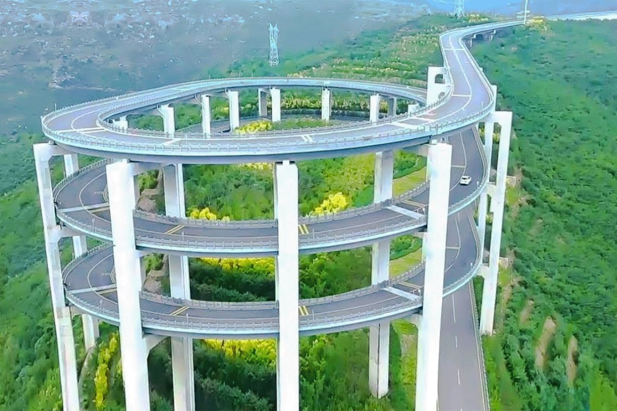 Com 30 km e um viaduto de três andares, a Taiwan Tianlong Mountain Highway sobe 350 m em espiral, parece flutuar nas nuvens e vira vitrine máxima da engenharia chinesa