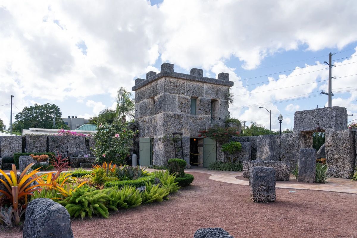 Coral Castle o castelo que desafia a física, ergueu 1.100 toneladas de pedra trabalhando longe de qualquer testemunha e até hoje ninguém consegue explicar completamente (3)