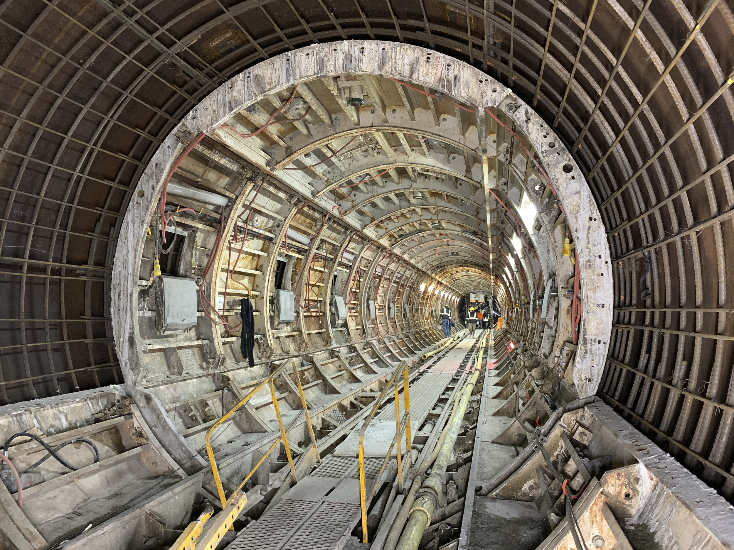 Com 137 km sob rocha e água, o Delaware Aqueduct foi construído para levar 1 bilhão de galões de água diariamente a Nova York, atravessou o vale do Hudson e se tornou o túnel contínuo mais longo do mundo e pilar vital da infraestrutura urbana