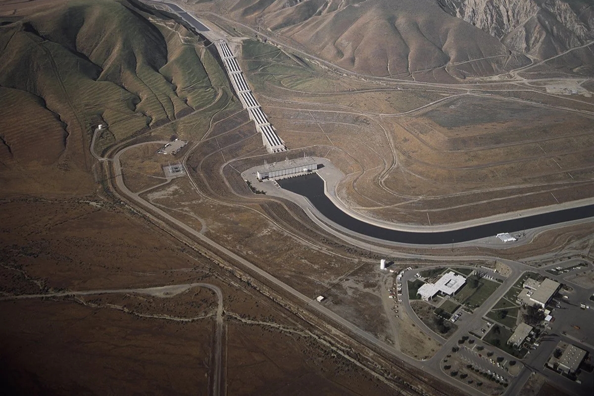 Um túnel subterrâneo de 72 km e 20,1 bilhões de dólares promete garantir água para milhões nos Estados Unidos, mas desencadeia uma disputa envolvendo salinização, pesca, direitos e desigualdade hídrica