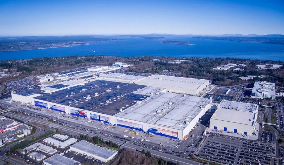 Maior fábrica do mundo, a Boeing Everett Factory reúne dimensões recordistas, produção de aviões e milhares de funcionários em Washington. (Imagem: Reprodução/Boeing)