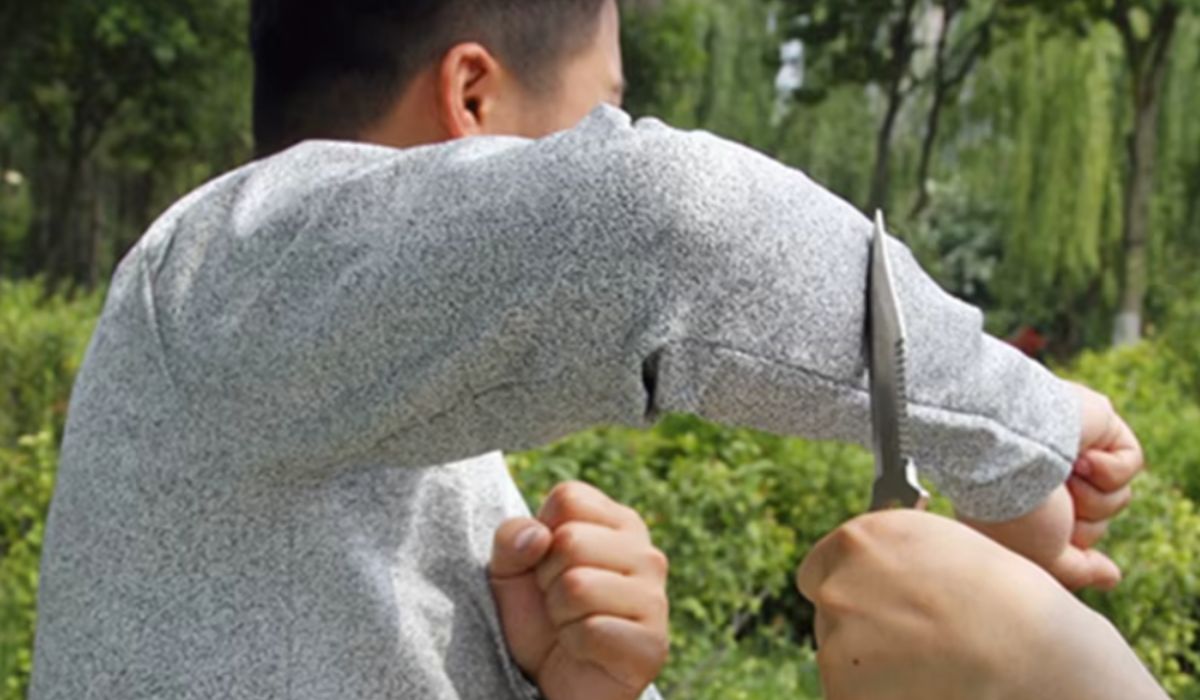 Roupas anti-facas ganham espaço na China e chegam ao Brasil via e-commerce, com materiais técnicos, certificação e foco no uso civil. (Imagem: Reprodução/Diário da Região)