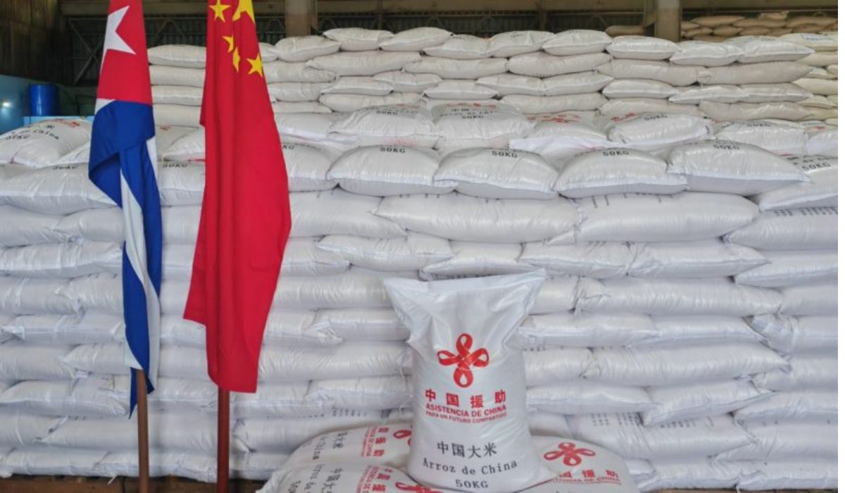 China inicia doação de 30 mil toneladas de arroz a Cuba em meio a tensões com os EUA e dificuldades no abastecimento alimentar da ilha. (Imagem: Reprodução/X @EmbHuaXin/Poder360)