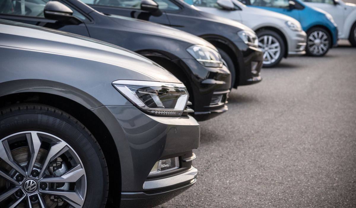 Cinco carros populares devem sair de linha no Brasil até 2026, segundo apurações do setor, em meio a mudanças no mercado. (Imagem: Reprodução)