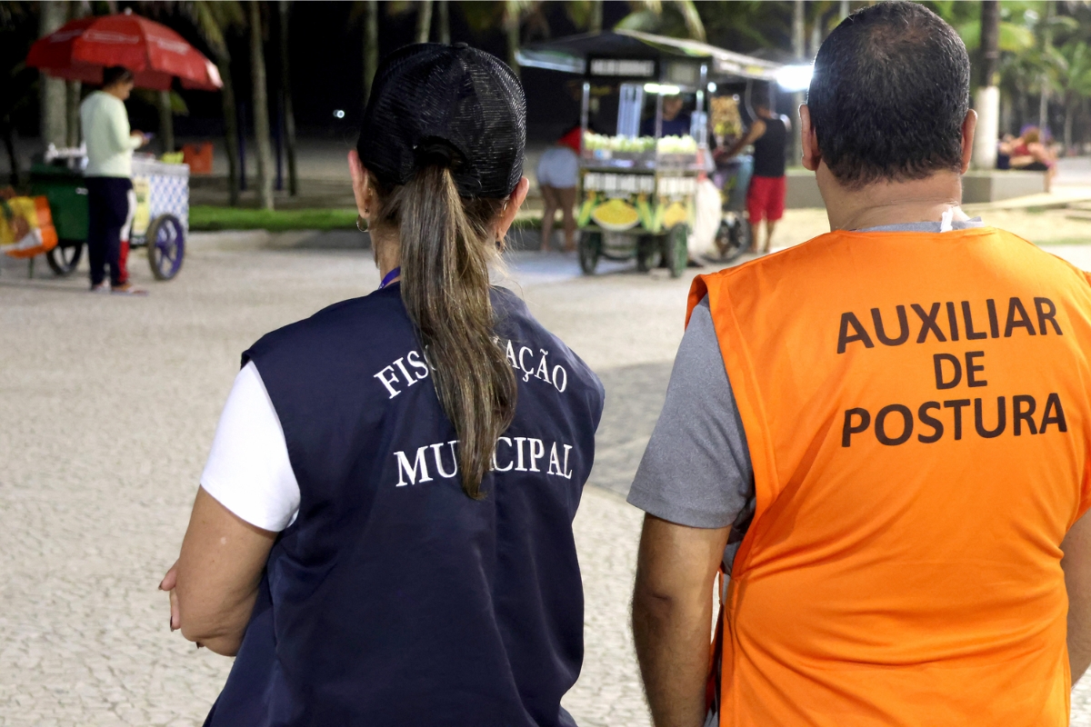 Município paulista iniciou a Operação Verão com 50 servidores até o Carnaval, exige licença visível e proíbe venda de queijo coalho, churrasco e óculos de sol
