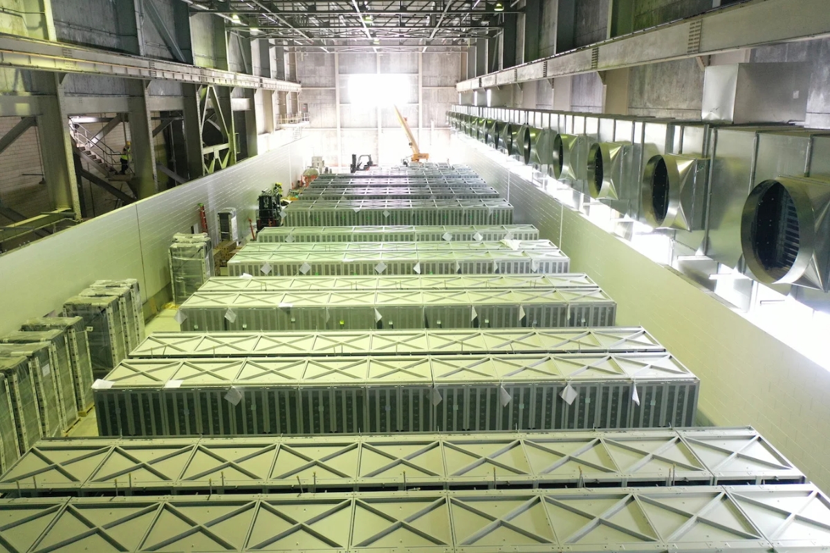 Califórnia tem uma bateria gigante de 3 GWh para atravessar o horário mais tenso do consumo, capaz de fornecer energia a cerca de 300 mil casas por até 4 horas, aliviando a rede em momentos críticos