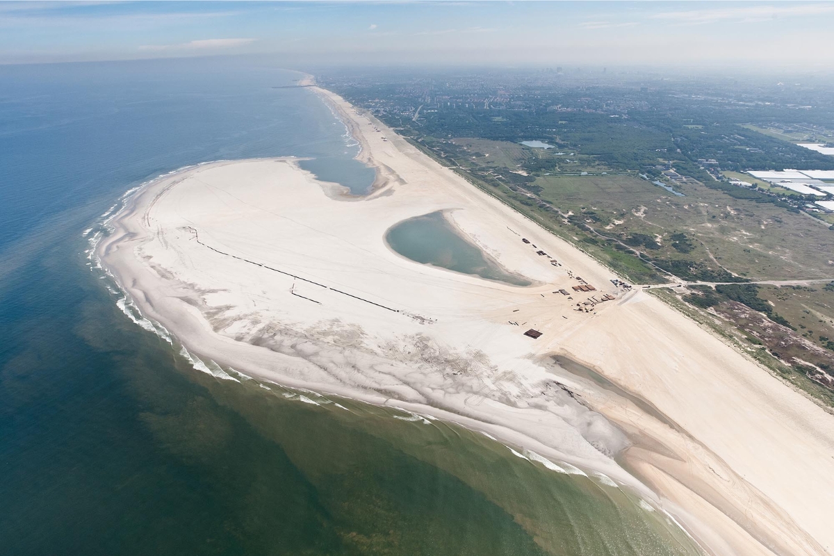 Um experimento virou referência mundial ao criar um megadepósito com 21,5 milhões de m³ de areia e deixar o vento e o mar redistribuírem o material, reconstruindo a costa