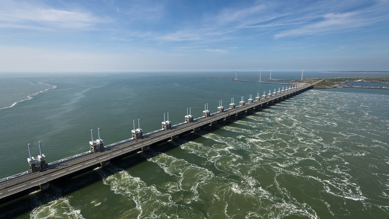 Em um país da Europa onde 26% do território está abaixo do nível do mar, muros de até 60 metros, mais de 400 comportas e uma barreira de cerca de 9 quilômetros mantêm cidades secas e transformam água em risco calculado