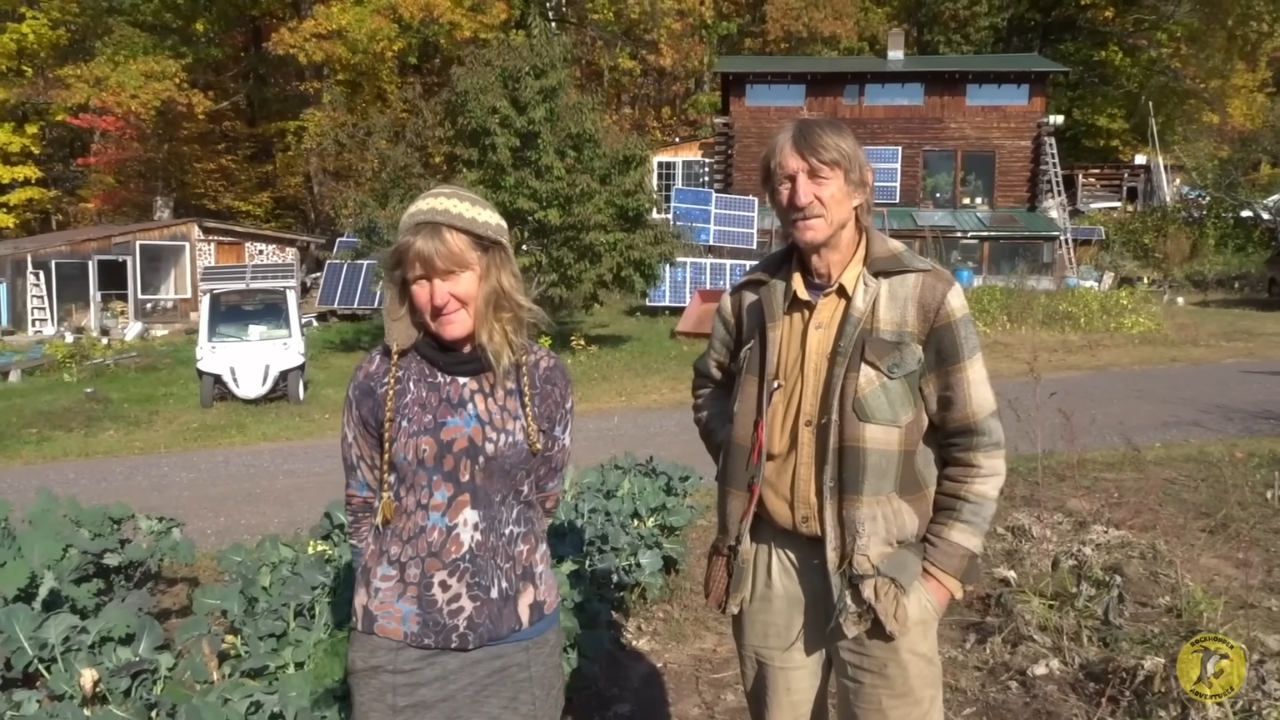 Casal vive fora da rede elétrica desde 1982 em área rural de Wisconsin e mostra como construiu uma vida quase autossuficiente