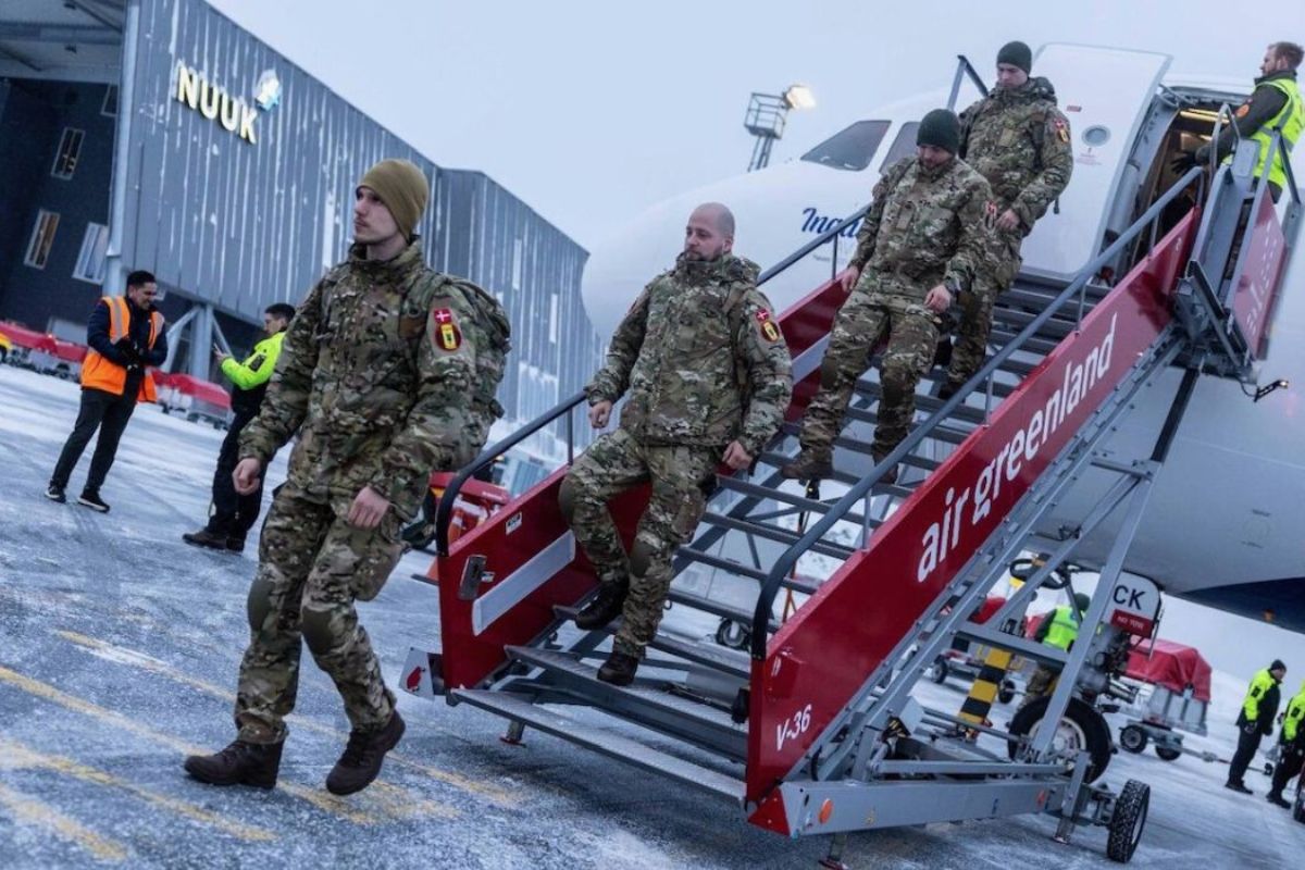 Groenlândia vira epicentro de crise geopolítica após Dinamarca enviar tropas em resposta a Trump. Tensão cresce no Ártico e mobiliza aliados europeus.