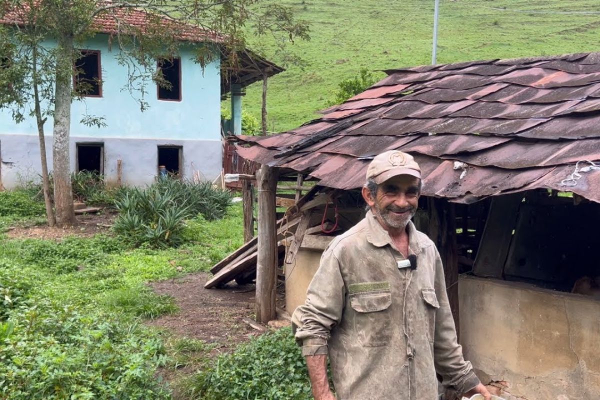 Homem que vive sozinho no sítio em Marmelópolis escolheu a roça, cria animais, rejeita a cidade e mantém rotina simples aos 62 anos, com trabalho diário, fé e uma felicidade que surpreende visitantes.