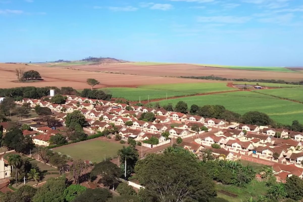 vila com mais de 200 casas em Garapava com história da usina Junqueira, aluguel de R$ 500 a R$ 800 e ruas de pedra preservadas, com praça central, igreja e memória ferroviária mantendo o conjunto vivo.