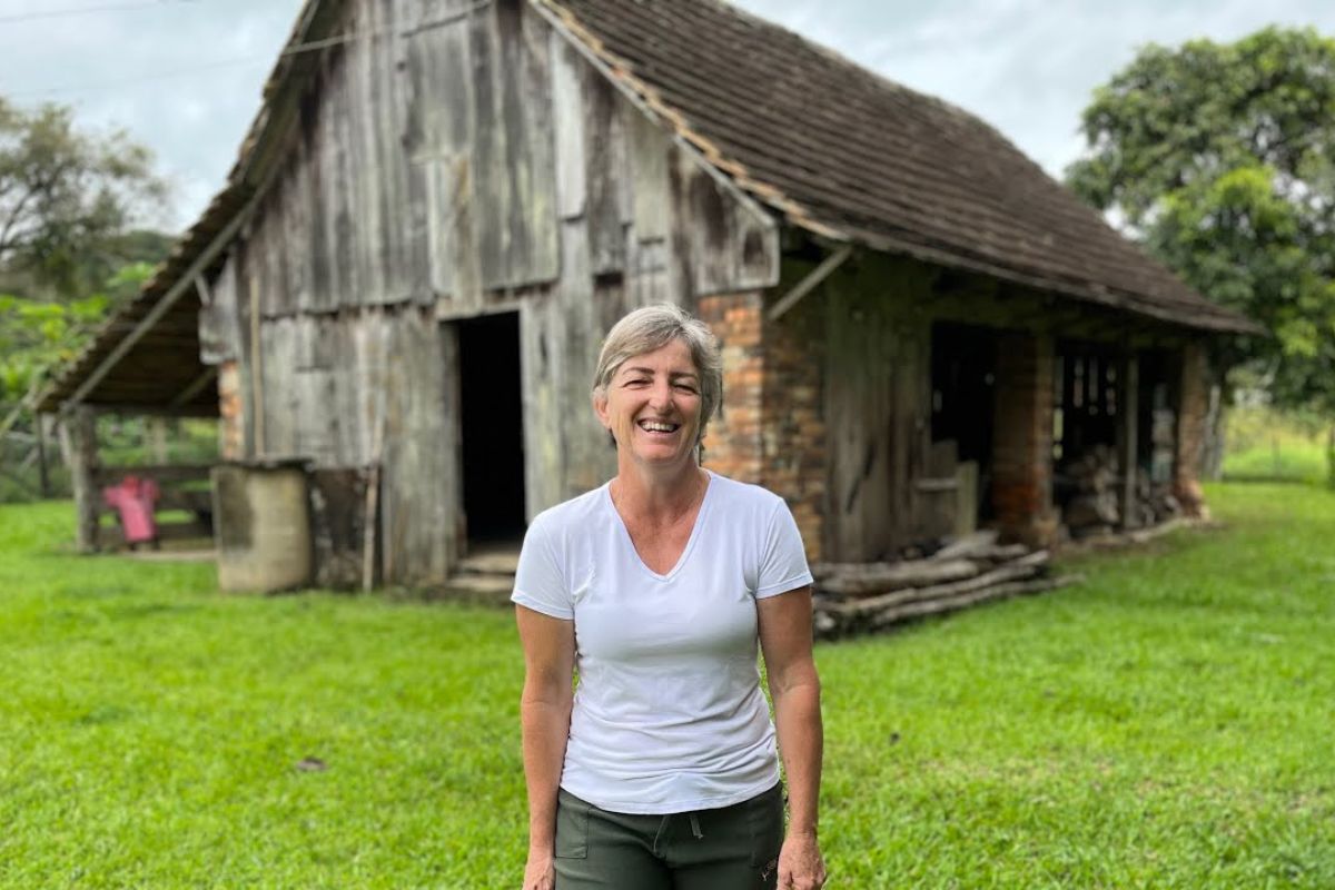 sozinha num casarão de mais de 100 anos em Ascurra: relato detalha arrozais, café de coador e ferramentas antigas, com marcos entre 1973, 1974 e 1985 e rotina rural preservada.