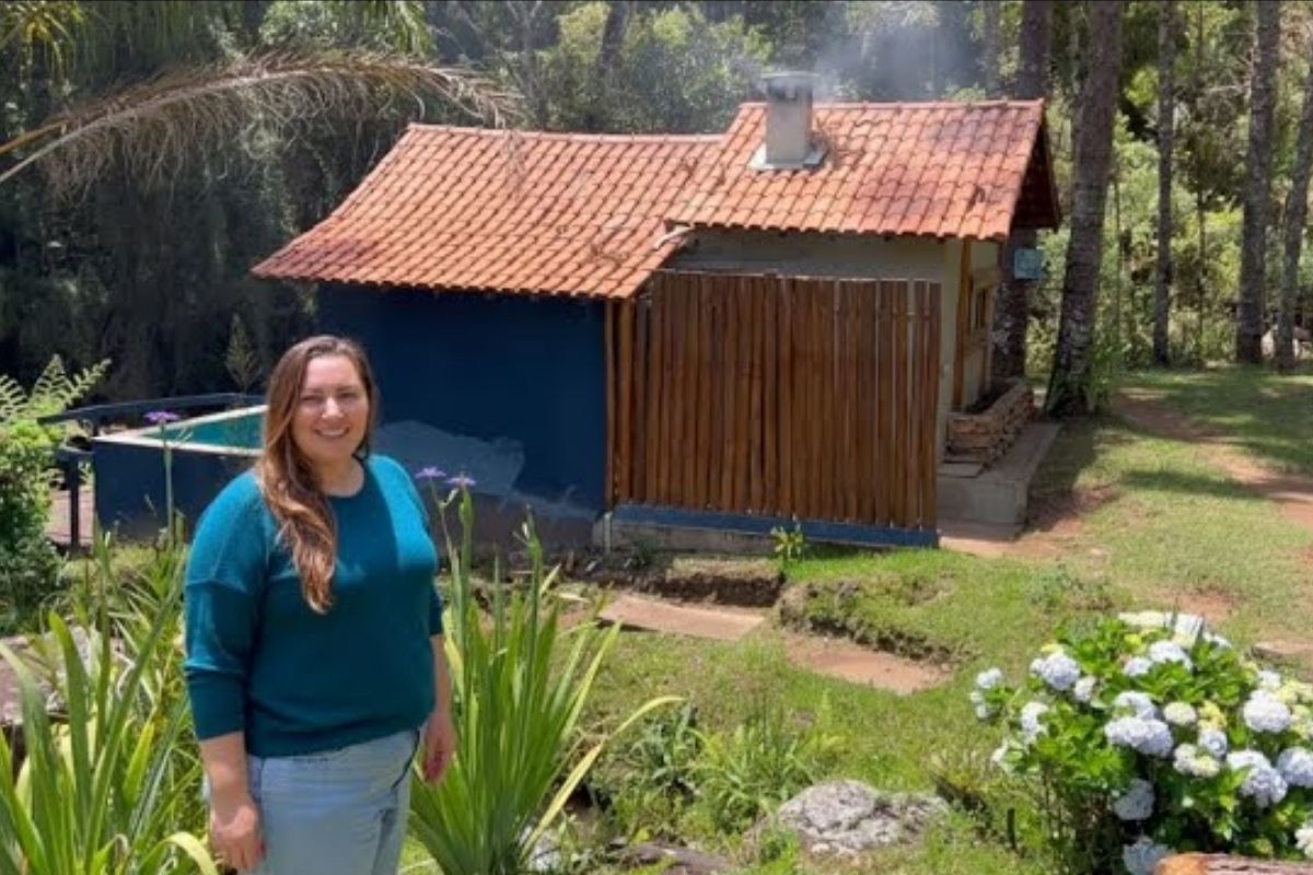 Engenheira abandona a cidade, vive no alto da Serra da Mantiqueira, gera a própria energia com cachoeira, recicla 100% do lixo e transforma a fazenda num refúgio sustentável