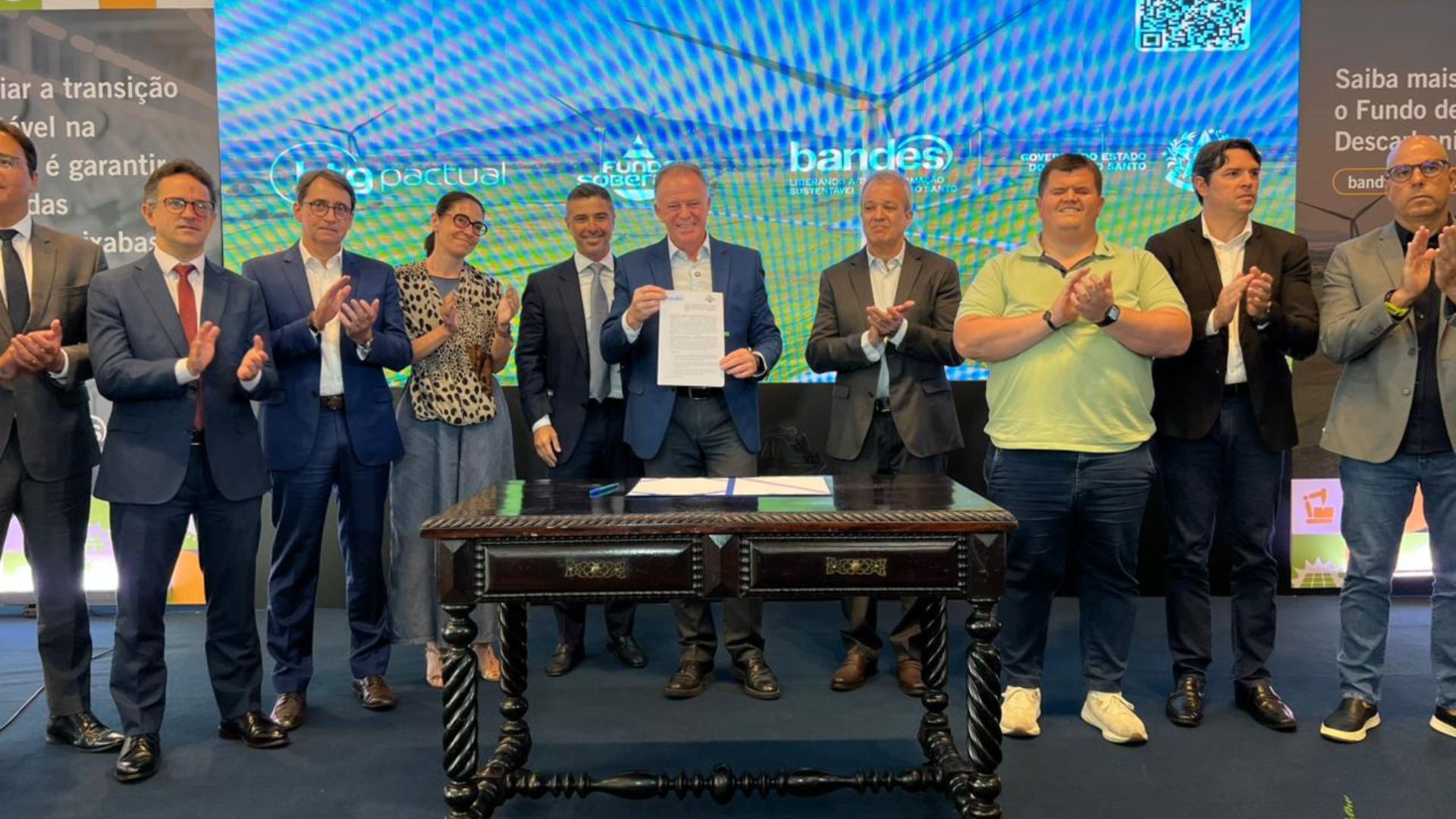 Autoridades do Espírito Santo e representantes do setor financeiro durante o lançamento do Fundo de Descarbonização do Estado, em cerimônia no Palácio Anchieta, em Vitória.