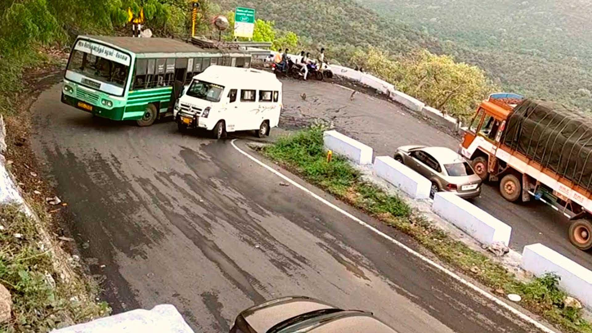 Estrada conhecida por 27 curvas em cotovelo tem manobras no limite registradas e expõe risco de tombamento para carga pesada no Dhimbam Ghat