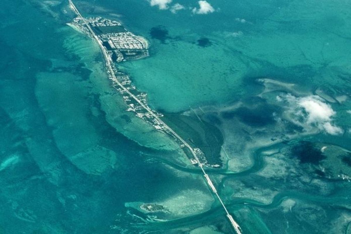 Na Flórida, estrada cruza o oceano na Overseas Highway e revela as Florida Keys, com 44 ilhas, 42 pontes e a Seven Mile Bridge como marco de engenharia e reconstrução.