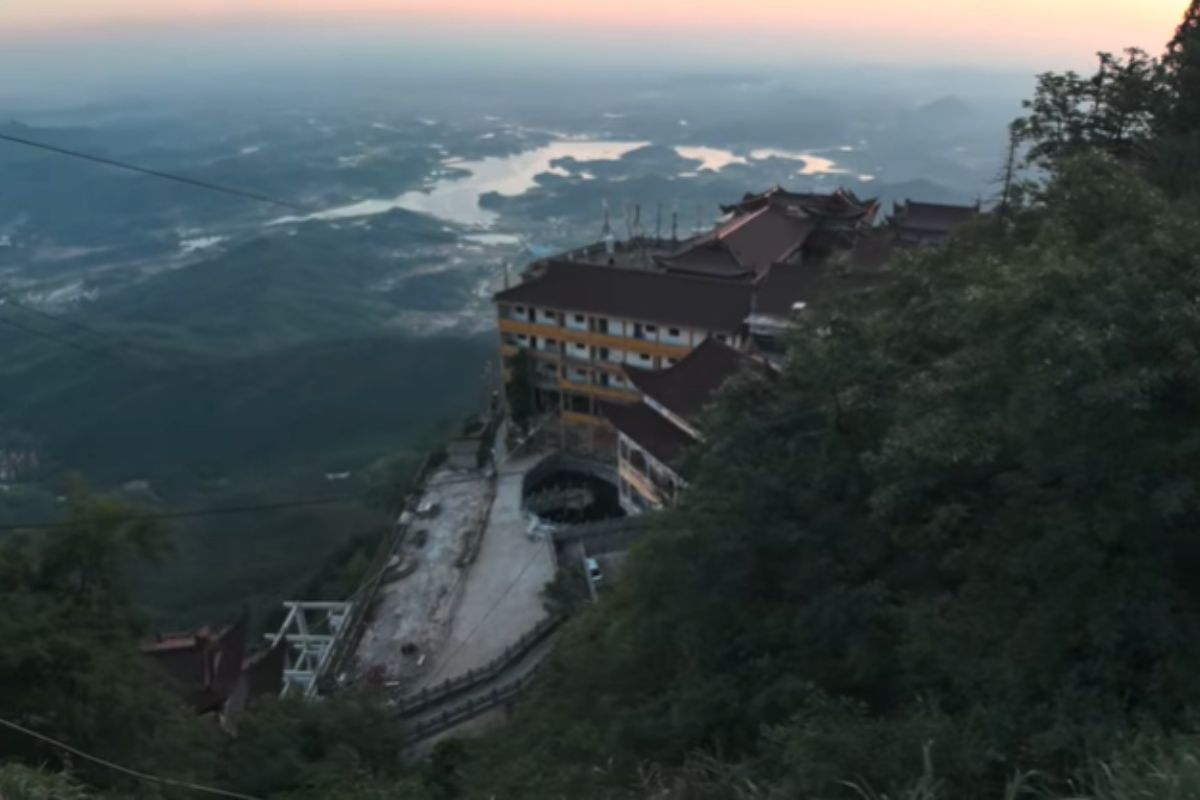 Explorador revela aldeia esquecida no topo de montanha em Hubei, onde apenas duas ou três pessoas ainda vivem entre templos abandonados, silêncio profundo e vistas surreais (1)