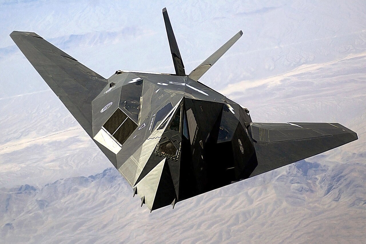 Aerodinamicamente instável, 'invisível' aos radares e incapaz de voar sem computadores, o F-117 Nighthawk provou que um avião “impossível” podia atravessar defesas aéreas intacto e mudar a guerra moderna