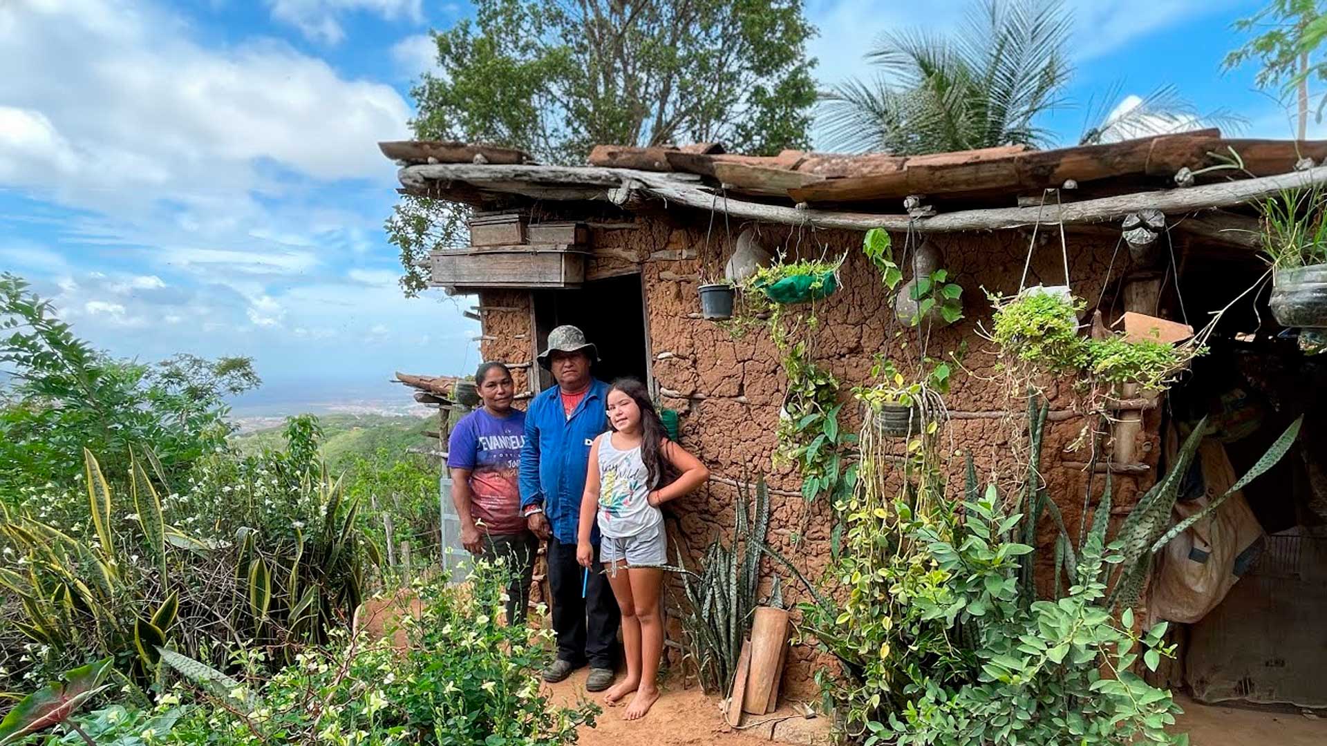 Família vive isolada há 55 anos em casa de taipa no topo de serra baiana, longe da cidade e enfrentando desafios do isolamento e falta de recursos básicos