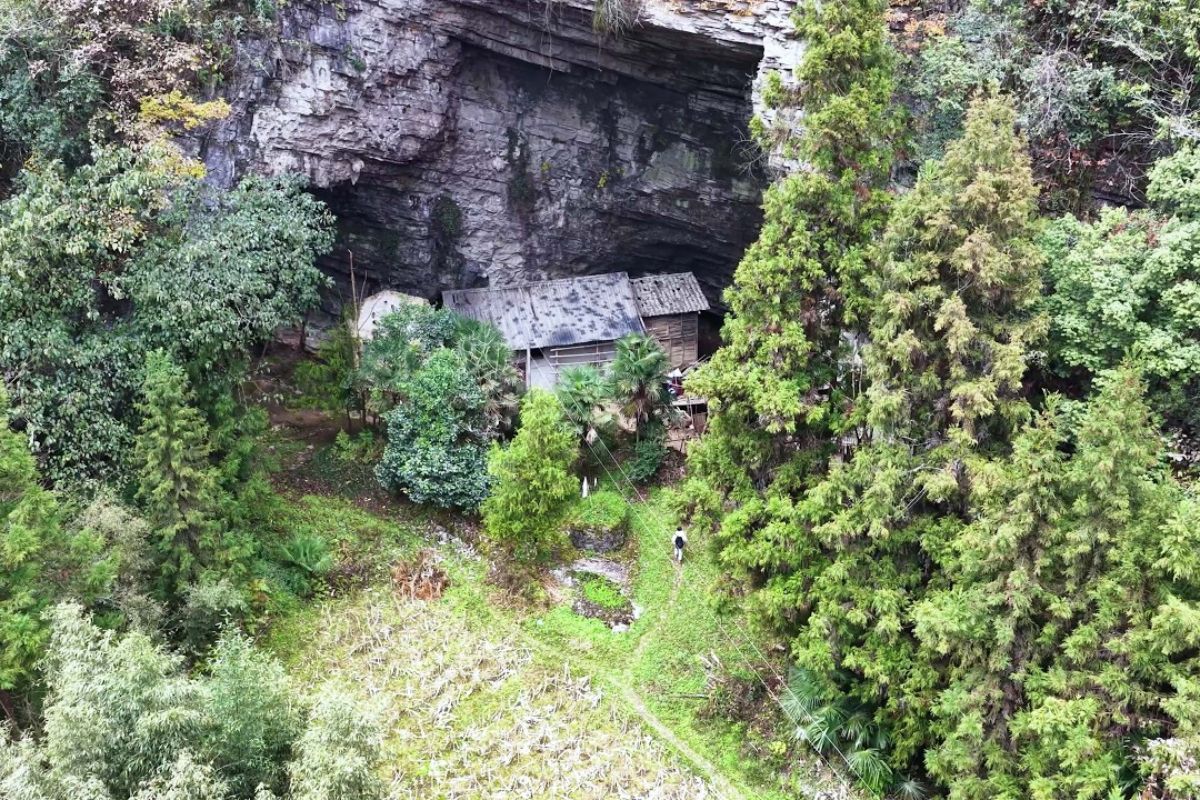 Há quase 100 anos, homem vive sozinho em casa construída dentro de uma caverna nas montanhas da China, com água própria, eletricidade, silêncio absoluto