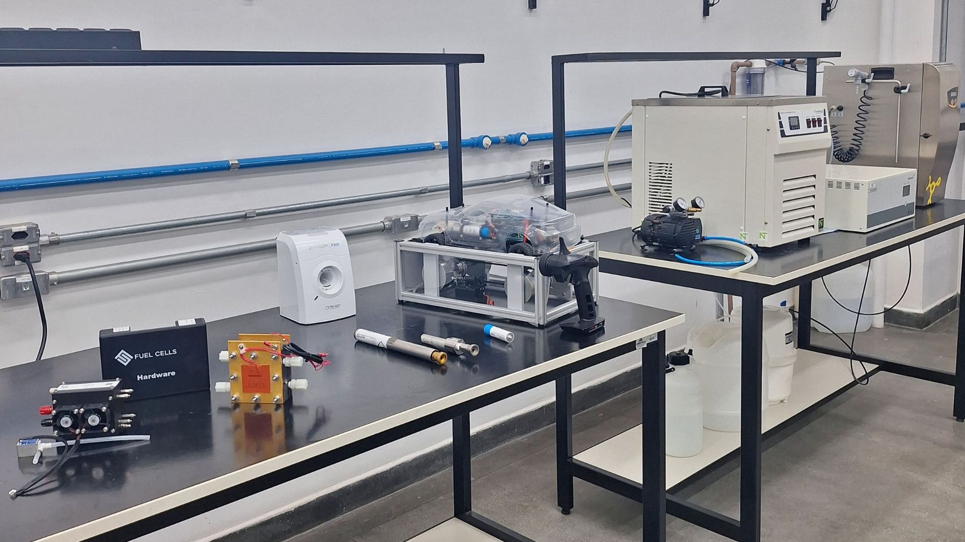 Laboratório do ISI Eletroquímica com bancadas e equipamentos para testes e validação de tecnologias em hidrogênio no Brasil.