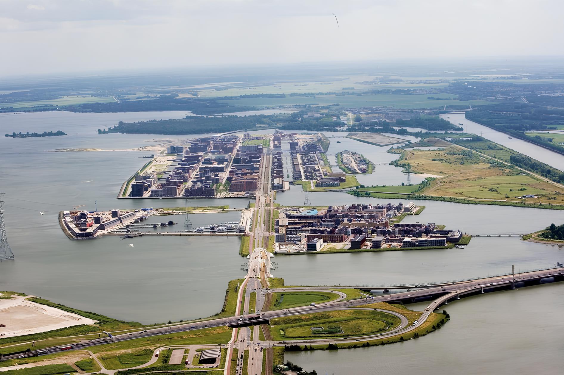 Um bairro construído sobre a água: Erguido sobre plataformas flutuantes e milhares de estacas ancoradas no fundo do lago, este bairro europeu inteiro foi construído para subir e descer com o nível da água e funcionar como cidade completa sobre marés extremas