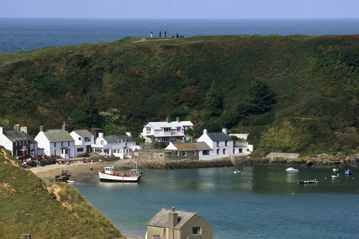 Ilha britânica no Reino Unido abre empregos em 2026, oferece moradia sem luz da rede nem carros, mantém isolamento total e atrai quem busca viver fora do sistema urbano tradicional.