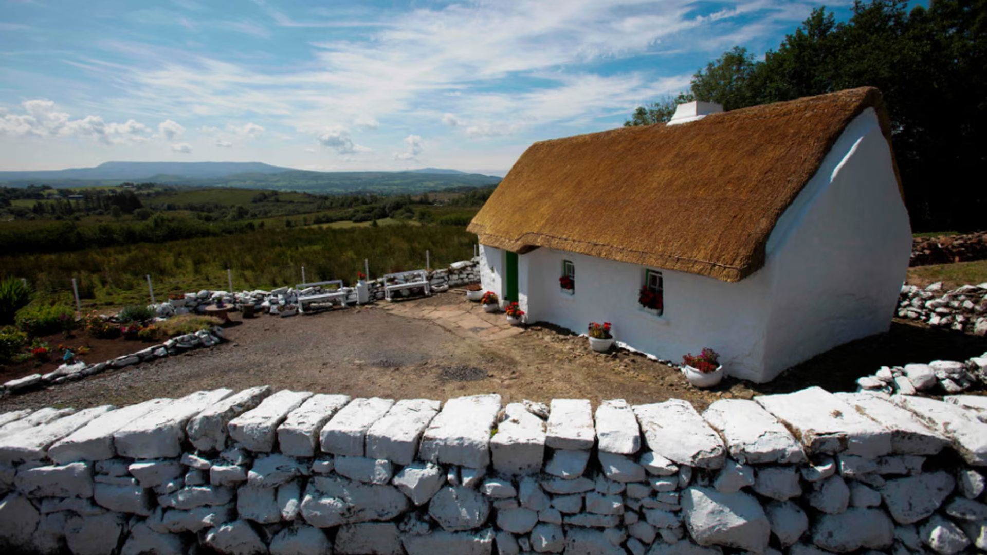 Mulher vive desde sempre em casa de palha na Irlanda do Norte, sem eletricidade nem água encanada, mantendo rotina diária baseada em métodos tradicionais.