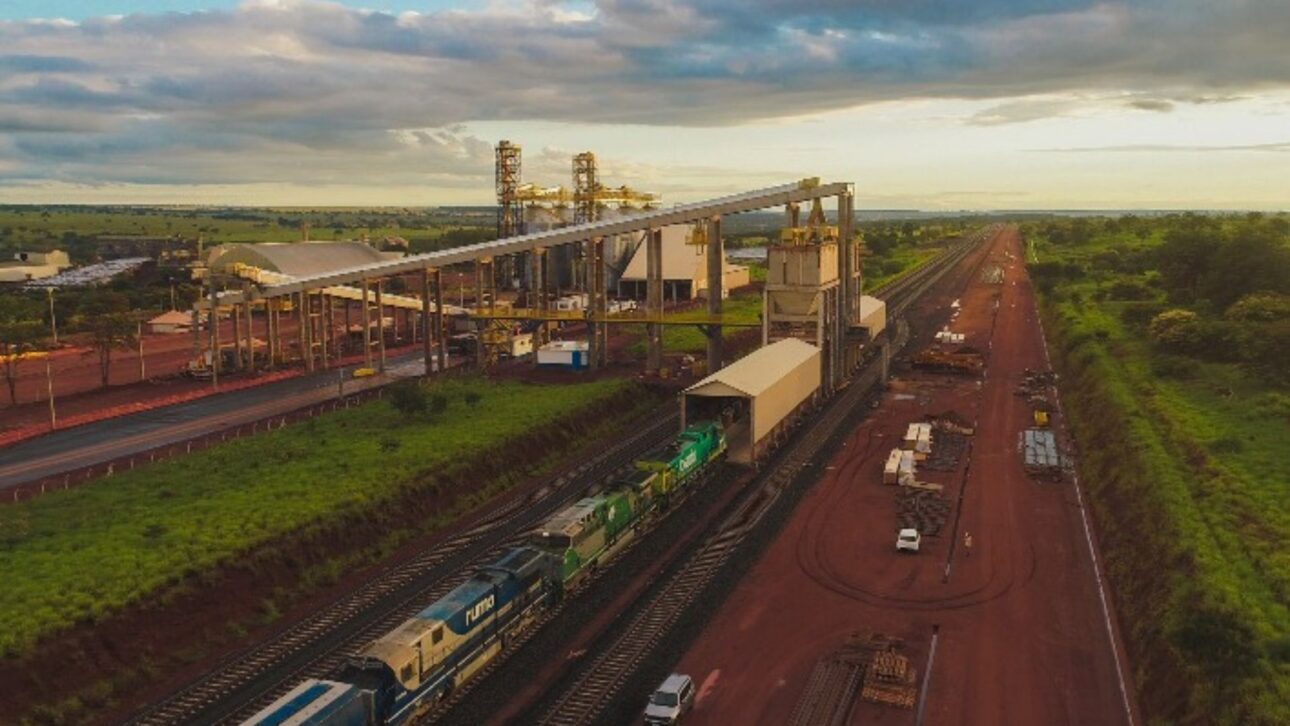 Obra ferroviária em Mato Grosso recebe R$ 2 bilhões do BNDES, avança 1 km por dia e promete reduzir fretes em até 50% no agronegócio.