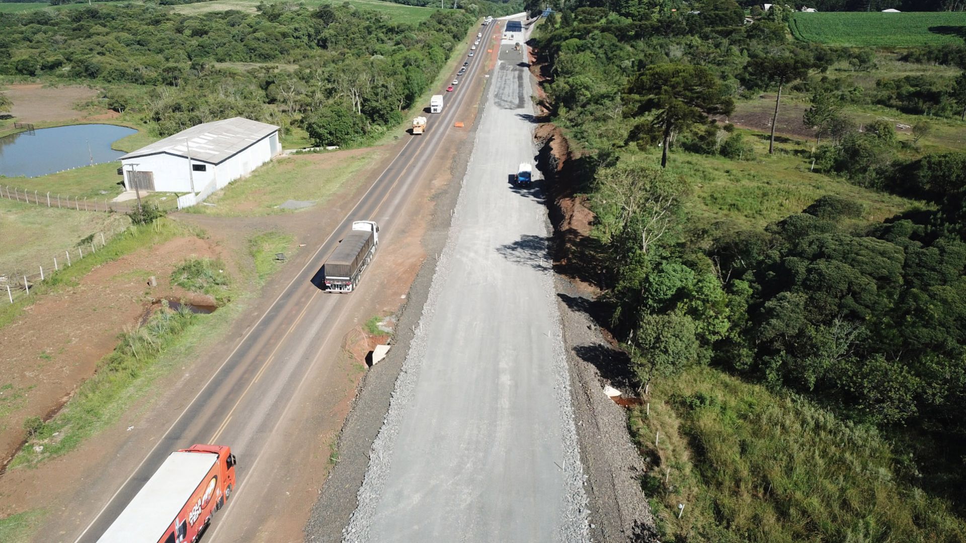 Rodovia PRC-466 avança com pavimento rígido de concreto, nova ponte, viadutos modernos e investimento milionário no Centro-Sul do Paraná.