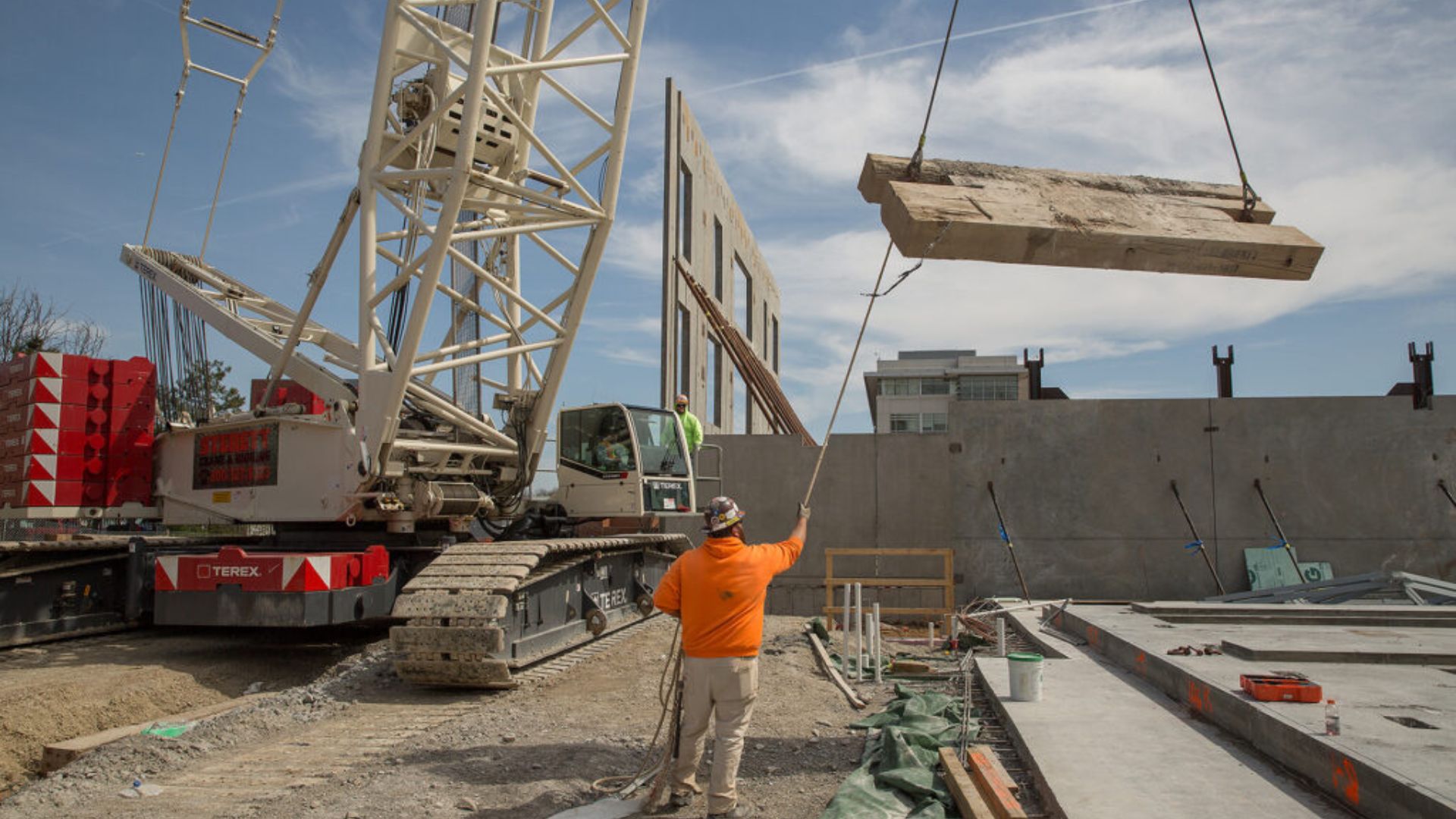 Paredes de concreto moldadas no chão e erguidas por guindaste aceleram obras e mudam o canteiro com o método tilt-up, técnica já usada em projetos industriais e comerciais.