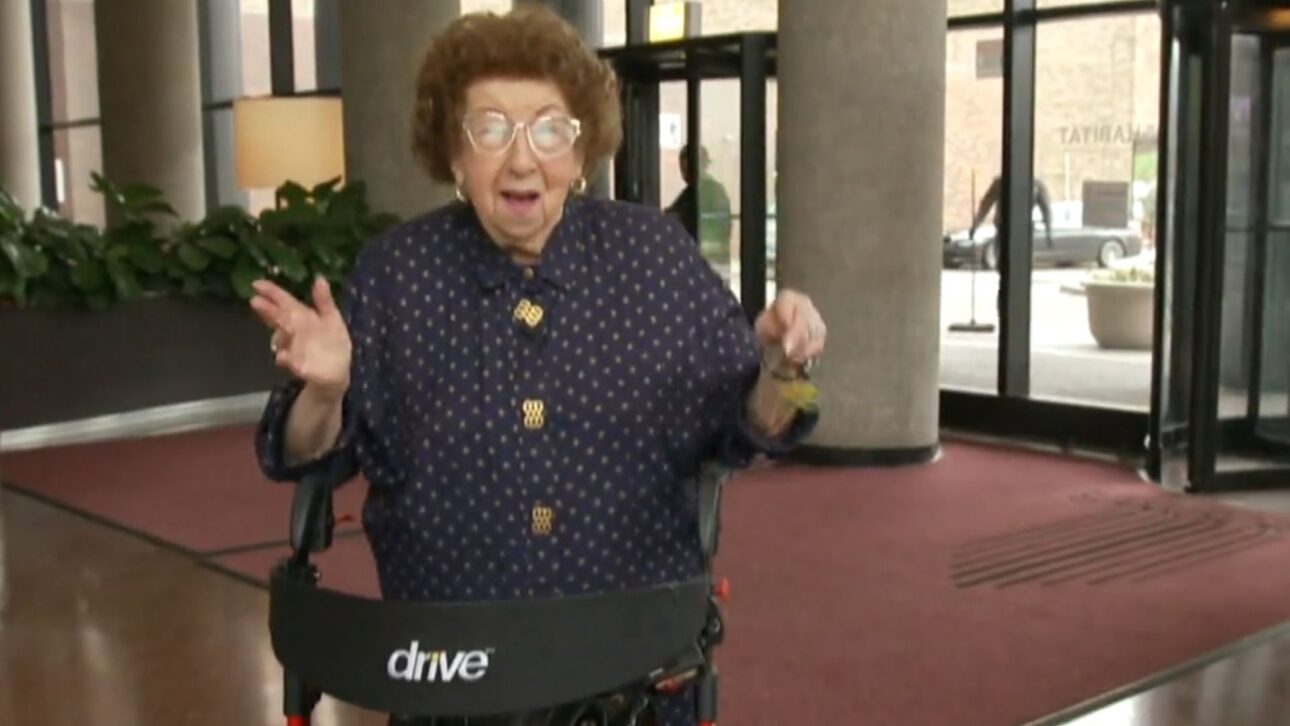 Entrevista casual transforma idosa de 102 anos em fenômeno viral nos EUA e leva milhões a refletirem sobre atitude, gratidão e envelhecimento com autonomia.